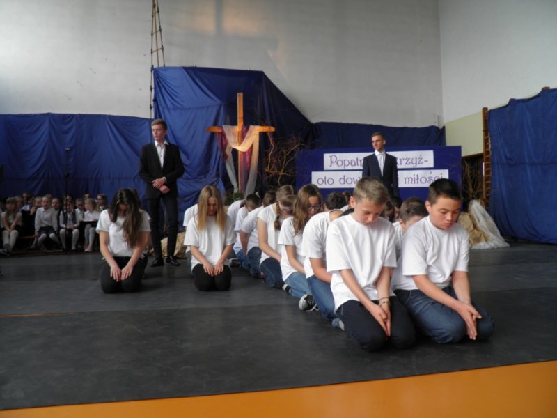 Popatrz na krzyż - misterium wielkanocne